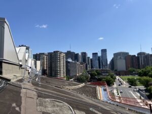 Photo du toit Ādisōke, où les finitions se poursuivent et où le bâtiment prend forme.