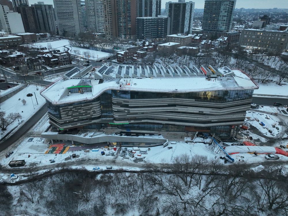 Photo 1: Image de l’extérieur d’Ādisōke, alors que les travaux se poursuivent