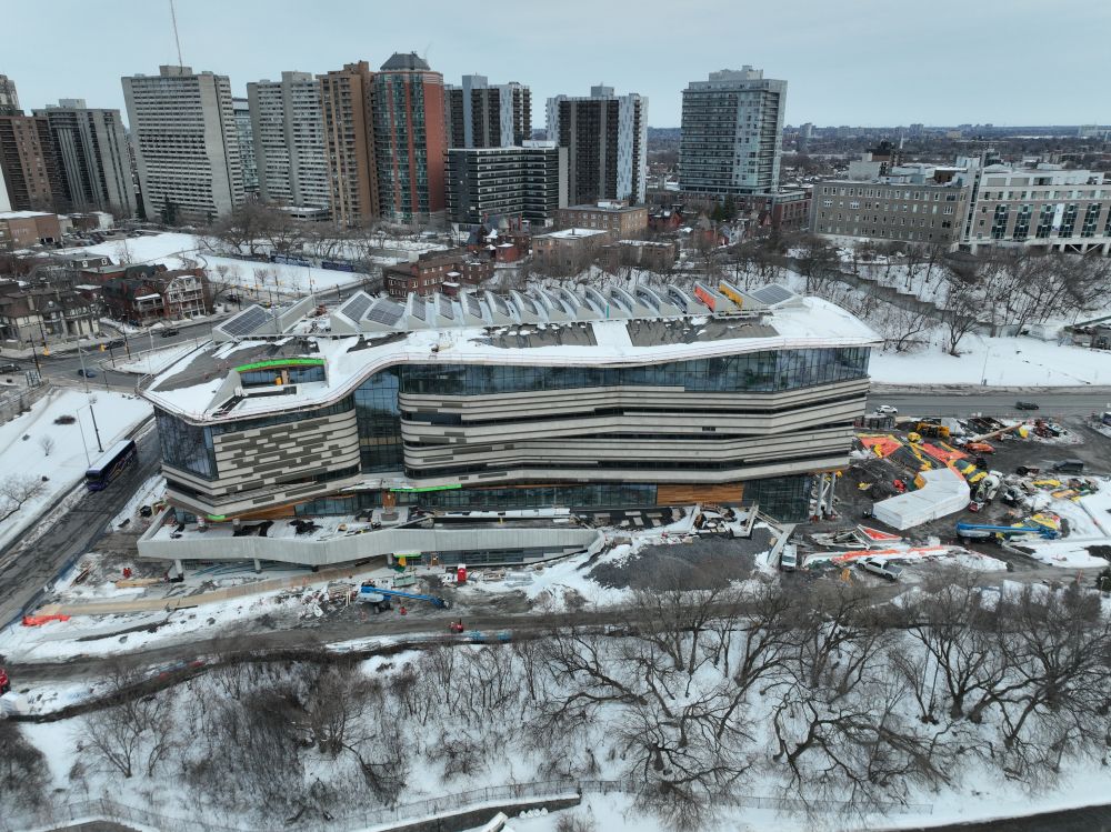 Photo de l’extérieur d’Ādisōke, alors que les travaux se poursuivent.